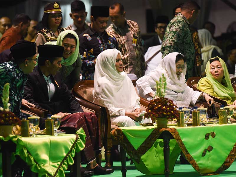 Presiden Joko Widodo (kedua kiri) didampingi Ibu Negara Iriana Joko Widodo (ketiga kanan), Ketum PDI Perjuangan Megawati Soekarno Putri (kedua kanan), istri Presiden Keempat Abddurahman Wahid Sinta Nuriah (kanan) dan Menteri Agama Lukman Hakim (kiri) berbi