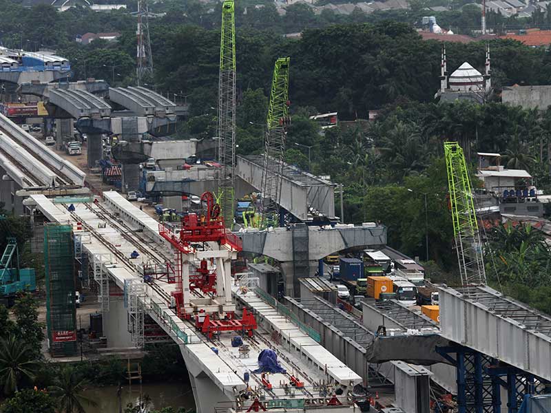 Pekerja menyelesaikan pengerjaan pembangunan Jalan Tol layang Jakarta-Cikampek II (Elevated Toll), di ruas Jalan Tol Jakarta-Cikampek, Bekasi, Jawa Barat, Rabu (13/2/2019).