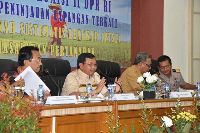 Wakil Ketua Komisi II DPR RI Herman Khaeron saat memimpin pertemuan Tim Kunjungan Kerja Spesifik (Kunspek) Komisi II DPR RI dengan Wakil Bupati Bogor beserta jajaran, Kepala Kantor Wilayah BPN Jawa Barat serta Kepala Kantor BPN Kabupaten Bogor di Cibinong