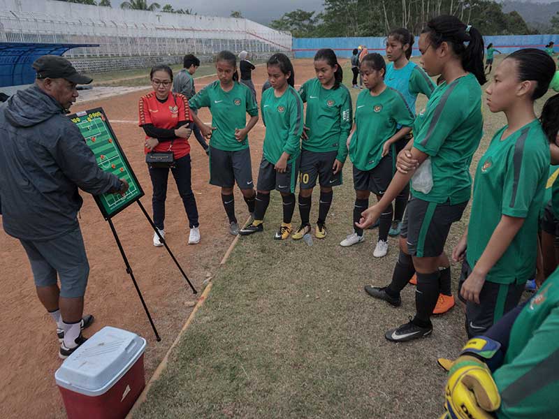 Pelatih Timnas Putri Indonesia Rully Nere (kiri), memberikan pengarahan kepada tim saat pemusatan latihan di Stadion Soemitro Kolopaking, Banjarnegara