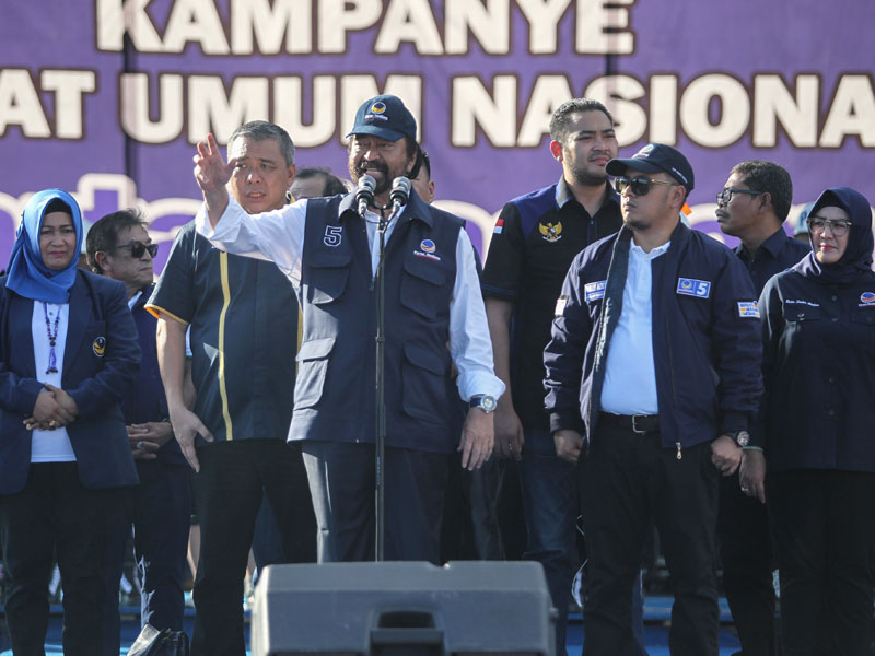 Ketua Umum Partai NasDem Surya Paloh (tengah) menyampaikan orasi saat kampanye akbar di lapangan Kilongan, Luwuk, Banggai, Sulawesi Tengah. 
