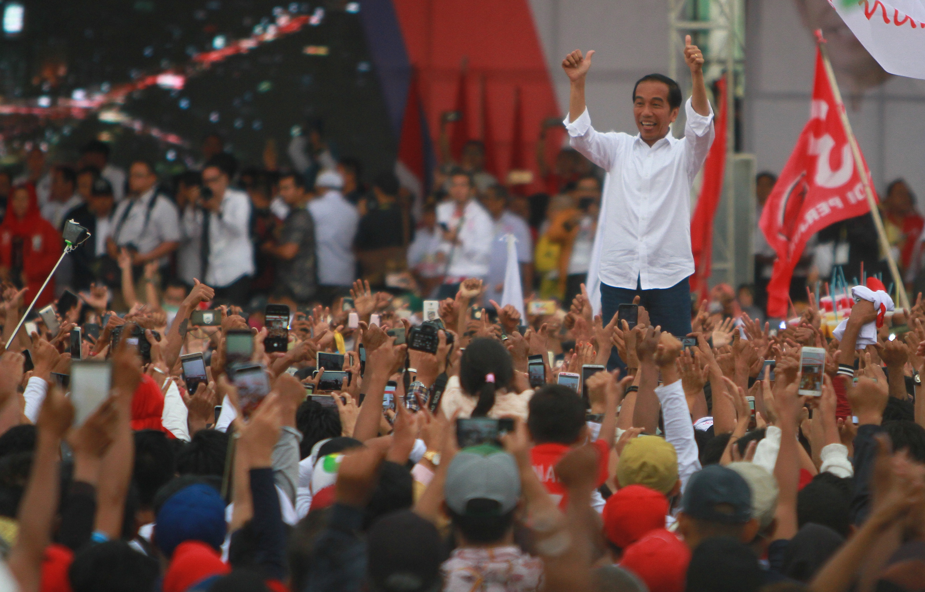  Calon Presiden nomor urut 01 Joko Widodo melambaikan tangan kepada massa pendukungnya saat kampanye terbuka.