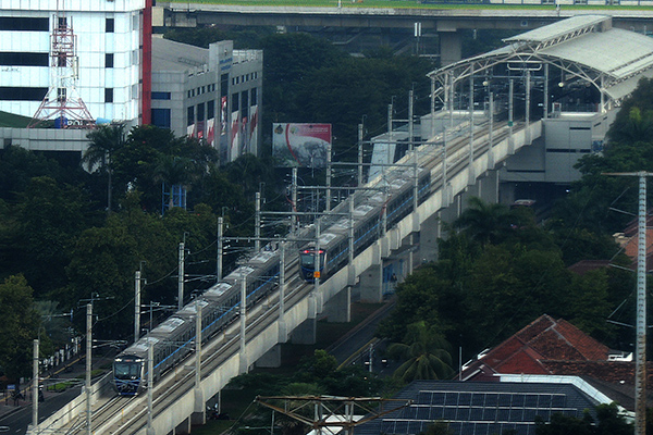 Dua rangkaian Moda Raya Terpadu (MRT) melintas dengan latar belakang Stasiun MRT Sisingamangaraja