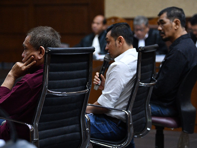  SIDANG SUAP DANA OTONOMI KHUSUS ACEH: Tiga terdakwa kasus dugaan suap Dana Otonomi Khusus Aceh (DOKA) Tahun 2018 dan kasus dugaan penerimaan gratifikasi pelaksanaan proyek pembangunan Dermaga Sabang, Irwandi Yusuf (kiri), Hendri Yusal (tengah) dan Syaiful