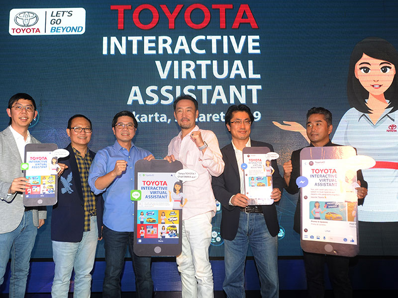 LAYANAN KOMUNIKASI DIGITAL TOYOTA: Presiden Direktur PT Toyota-Astra Motor (TAM) Yoshihiro Nakata (ketiga kanan) dan Wakil Presiden DirekturÂ TAM Henry Tanoto (ketiga kiri) bersama jajaran Direksi TAM Anton Jimmi Suwandi (kiri), Darmawan Widjaja, (kedua ki