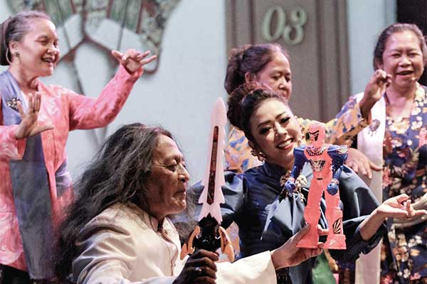 Di suatu adegan Sudjiwo Tejo yang memerankan karakter Kanjeng Sepuh serta Soimah Pancawati berperan sebagai seorang yang ingin maju menjadi 