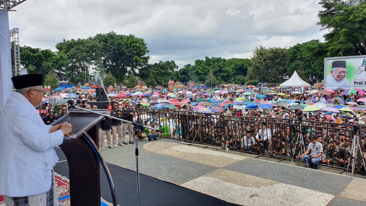 Calon Wakil Presiden Ma'ruf Amin saat berpidato di Wonosobo, Jawa Tengah, Rabu (27/3).