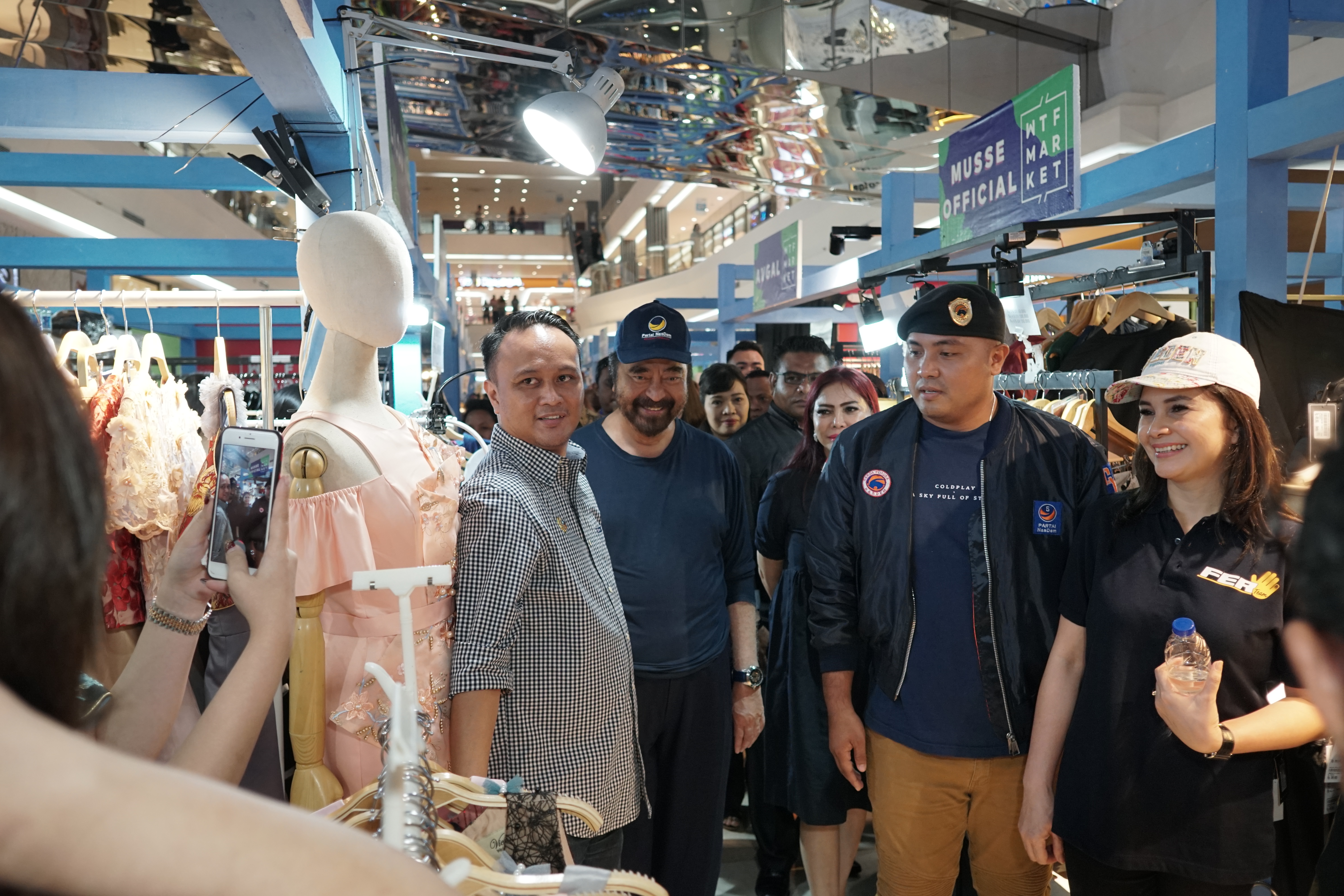 Ketua Umum Partai NasDem Surya Paloh saat menyambangi Manado Town Square di Manado, Sulawesi Utara, Kamis (28/3).