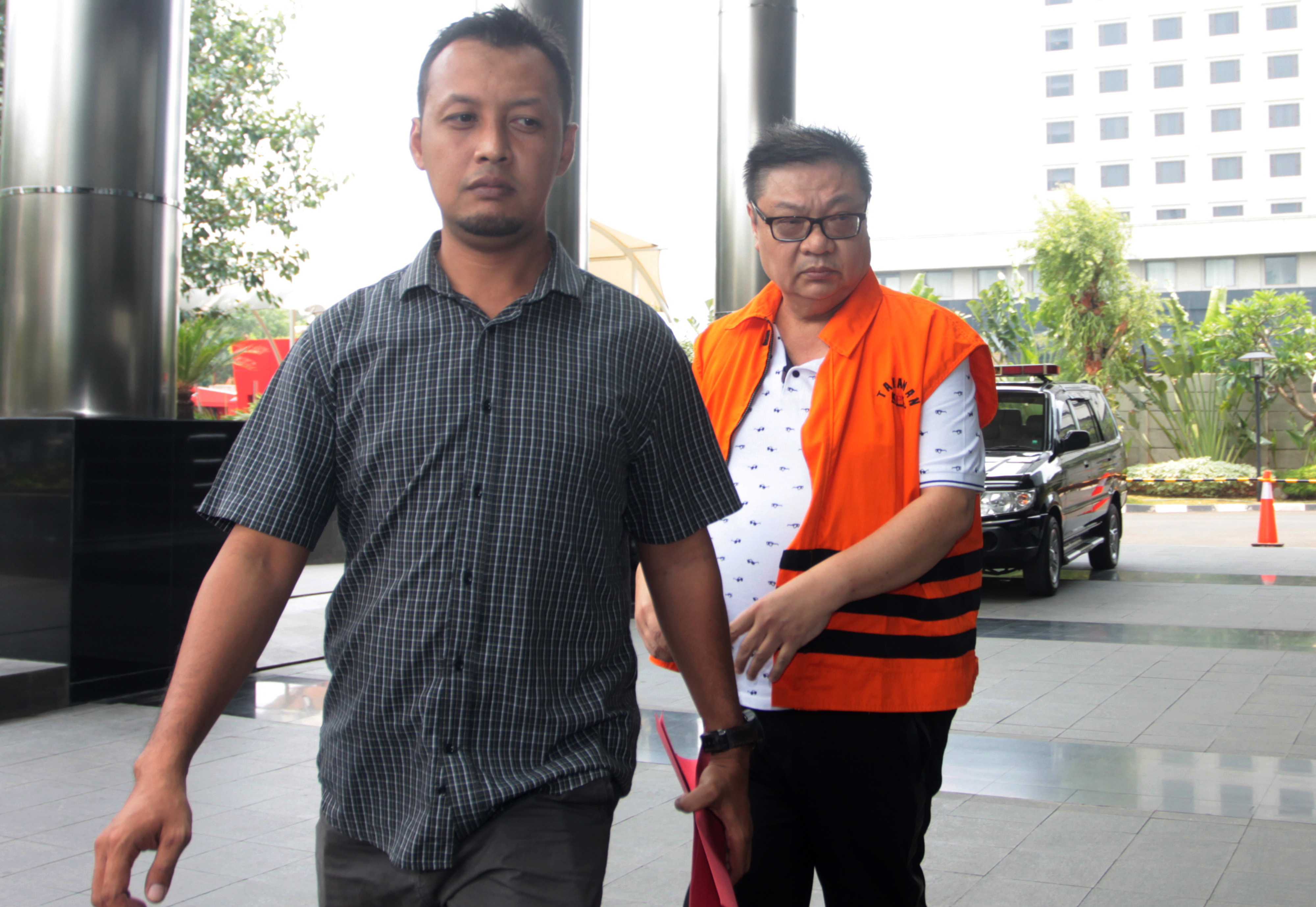  Tersangka perantara suap Hakim Adhoc Tipikor PN Medan Merry Purba, Hadi Setiawan saat tiba sebelum menjalani pemeriksaan di Gedung KPK