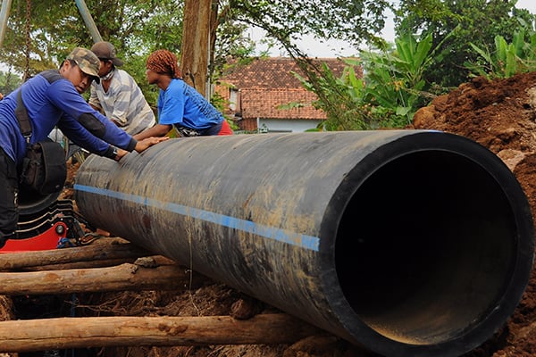 Sejumlah pekerja memasang pipa air PDAM