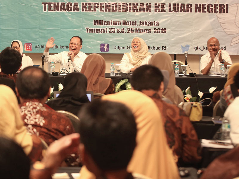 Direktur Jenderal Guru dan Tenaga Kependidikan (Dirjen GTK ) Supriano (Kedua kiri) 