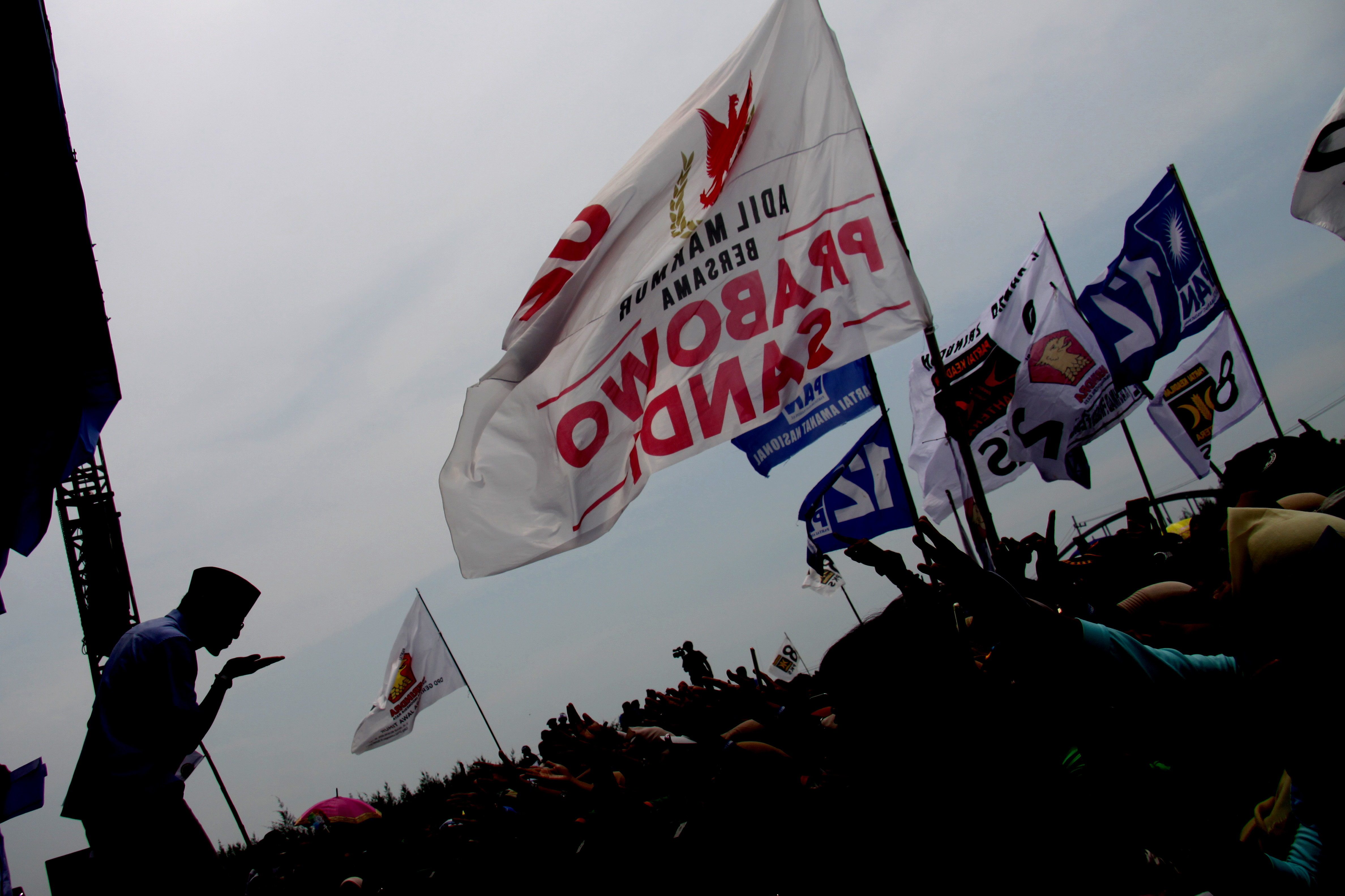 Cawapres Sandiaga Uno saar melakukan kampanye di Lamongan, Jawa Timur, Selasa (26/3)