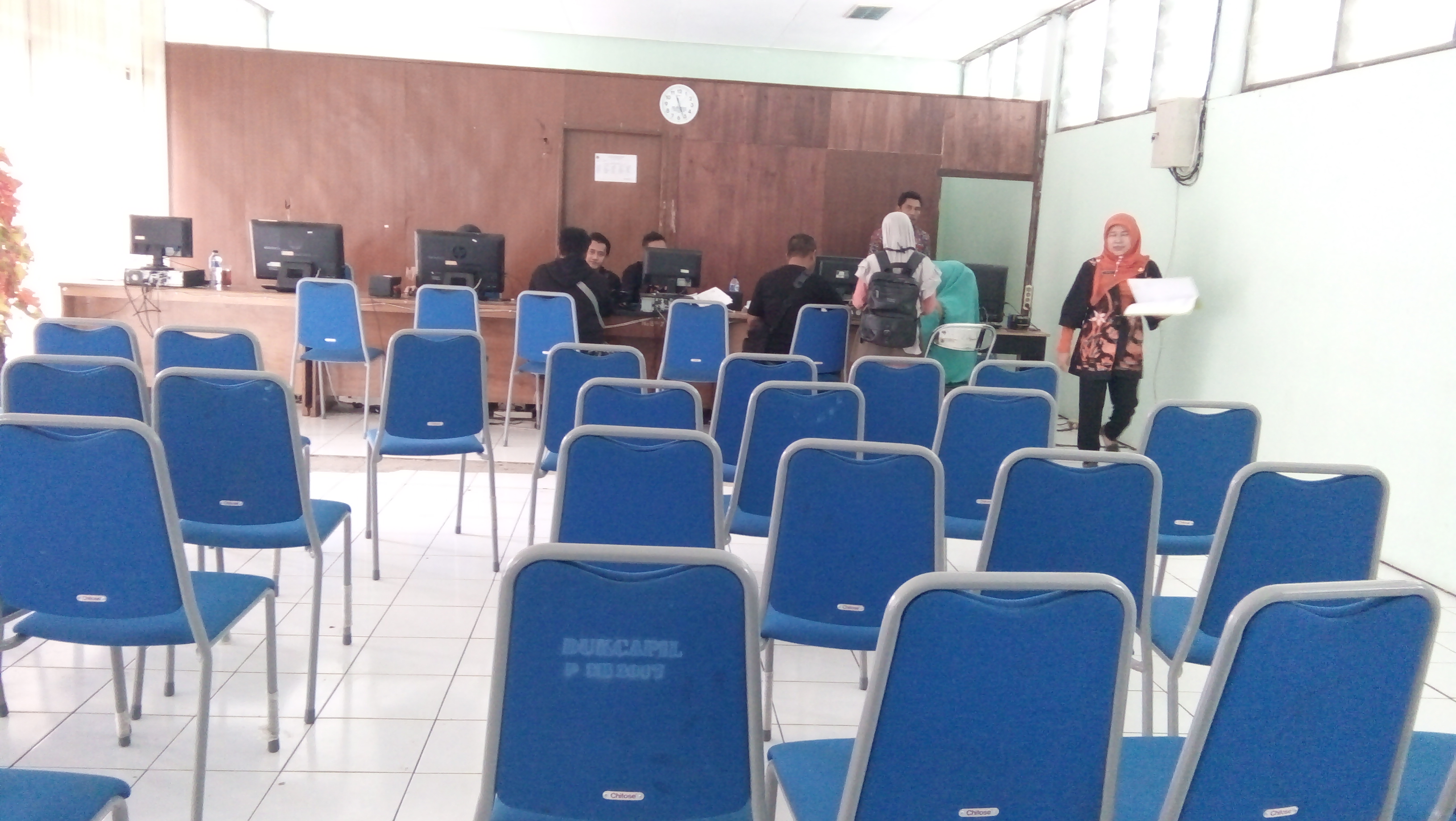 Blangko KTP-E di Tasikmalaya Kosong, Kini, masyarakat memenuhi ruangan untuk memproses surat keterangan (Suket) sebagai pengganti KTP.