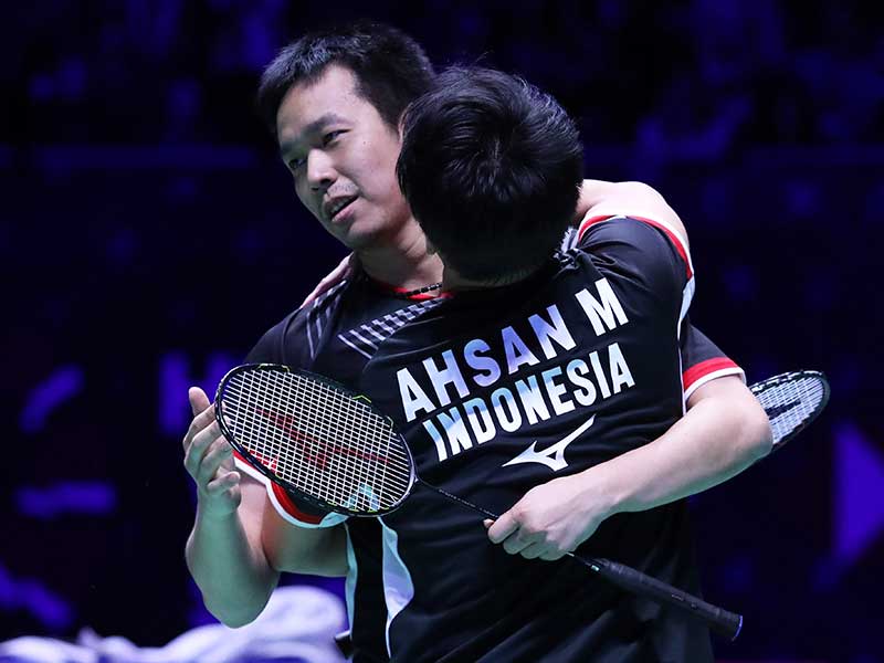Pebulu tangkis ganda putra Indonesia Hendra Setiawan (kiri) dan Mohammad Ahsan meluapkan kegembiraan seusai memenangi pertandingan melawan ganda putra Malaysia Aaron Chia dan Soh Wooi Yik pada babak final All England 2019 di Arena Brimingham, Inggris, Ming