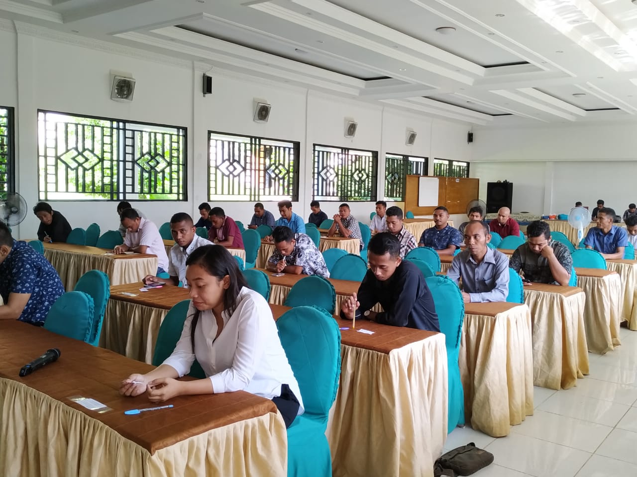 Badan pengawas Pemilu (Bawaslu) Manggarai Barat seleksi pengawai Non PNS berlangsung di hotel Prundi Labuanbajo, Nusa Tenggara Timur, Jumat (1/3). Penyeleksian proses perekrutan dilakukan berdasarkan perintah undang-undang Bawaslu. Bawaslu diwajibkan melak