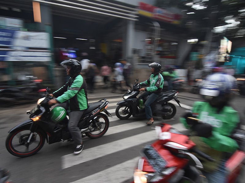 PEMBERLAKUAN TARIF BARU OJEK DARING: Sejumlah pengemudi ojek daring menunggu penumpang di depan Stasiun Sudirman, Jakarta, Senin (25/3/2019)