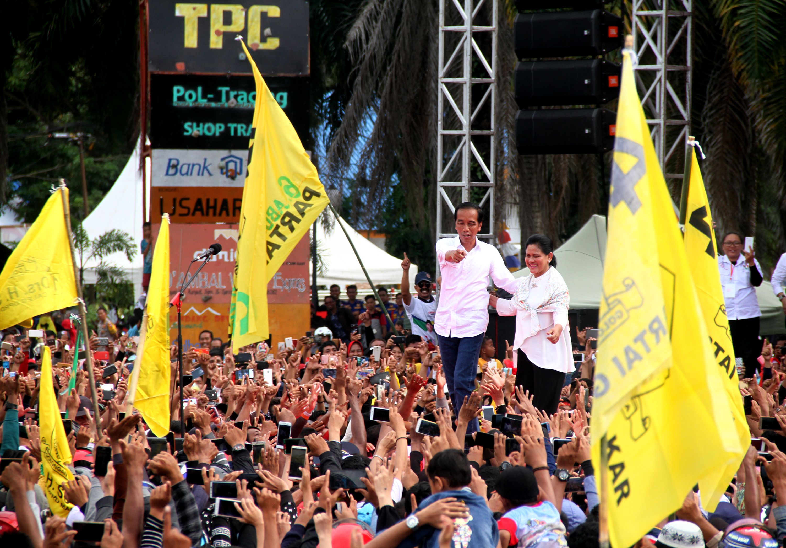 Joko Widodo (kiri) didampingi oleh istinya Iriana Joko Widodo (kanan) berkampanye di Lapangan Ahmad Kirang, Mamuju, Sulawesi Barat, hari ini