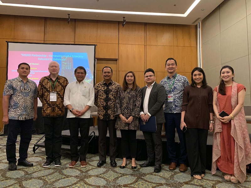 Menkominfo Rudiantara (ketiga dari kiri) usai MOU kerja sama