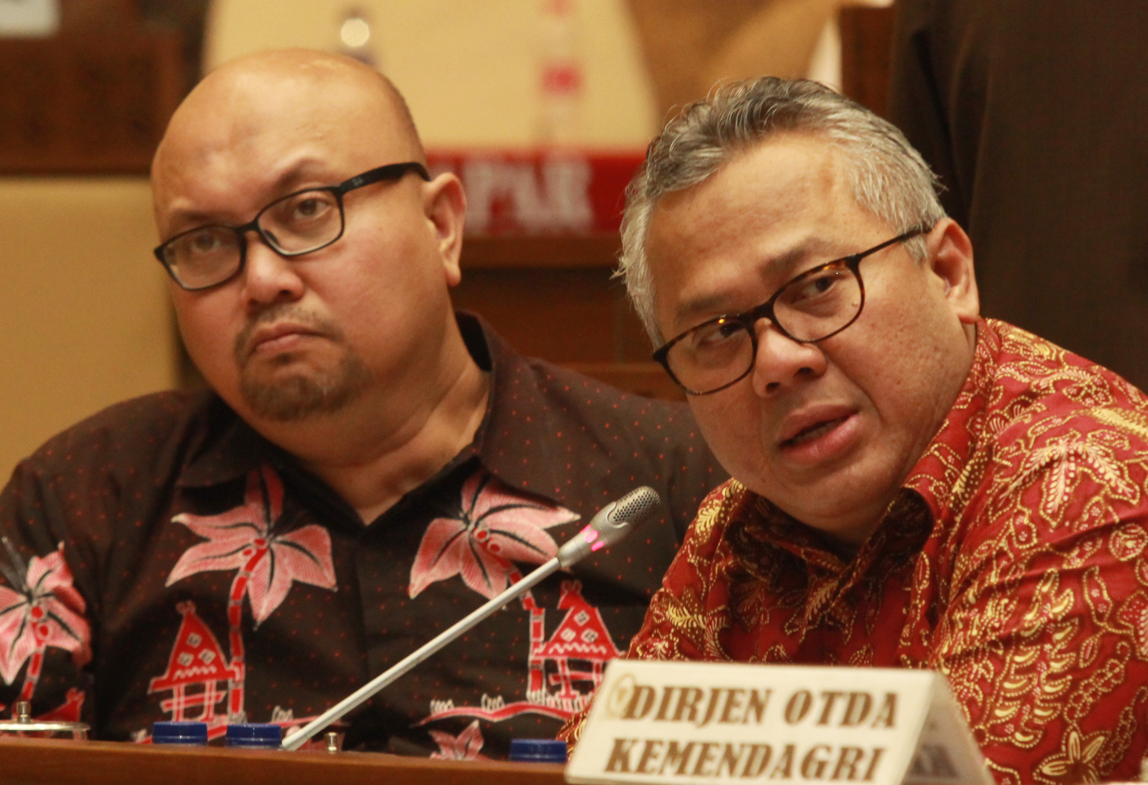 Ketua KPU Arief Budiman (kanan)