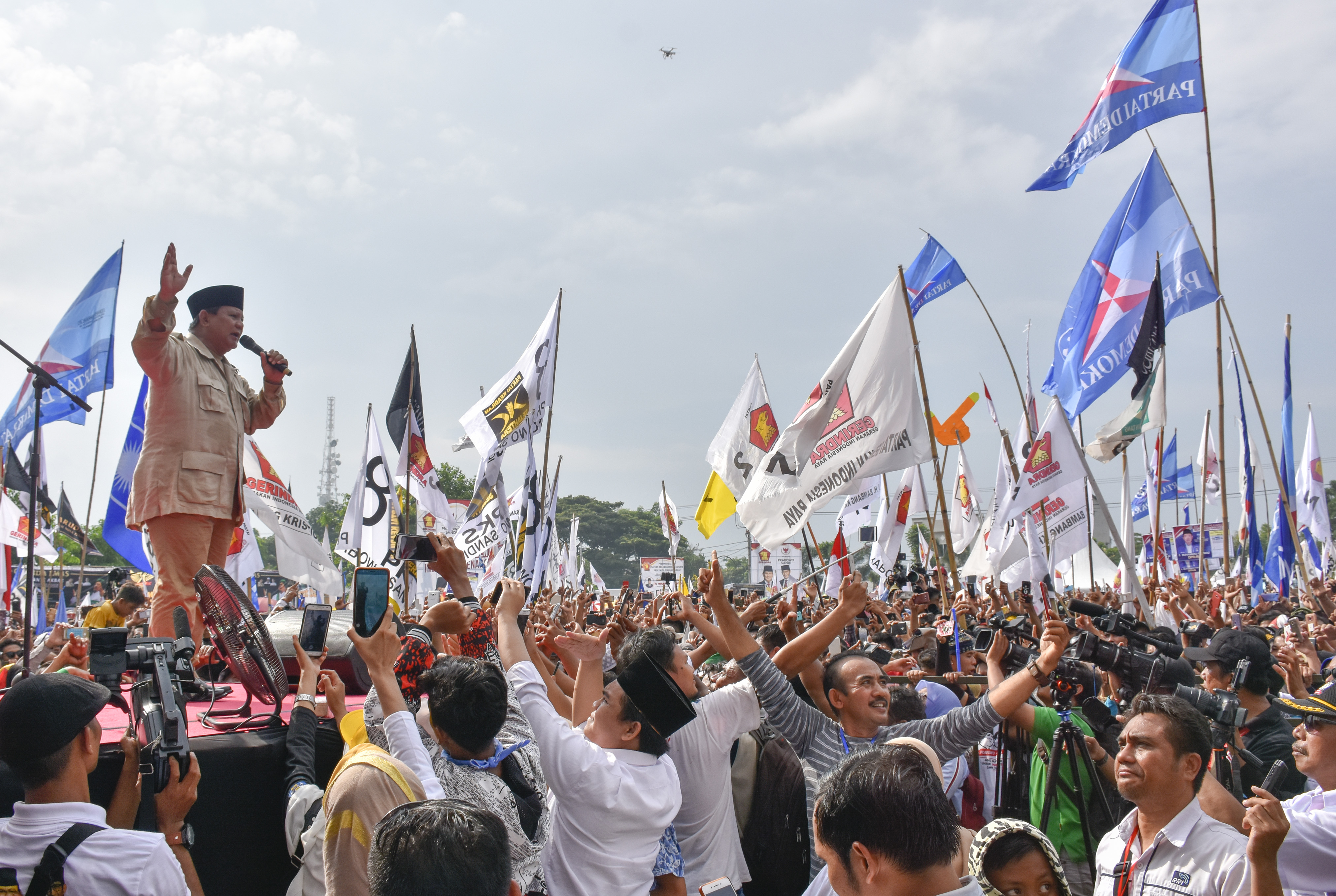 Calon Presiden nomor urut 02 Prabowo Subianto (kiri) menyampaikan orasi politiknya dalam kampanye terbuka di lapangan Karang Pule, Mataram, 