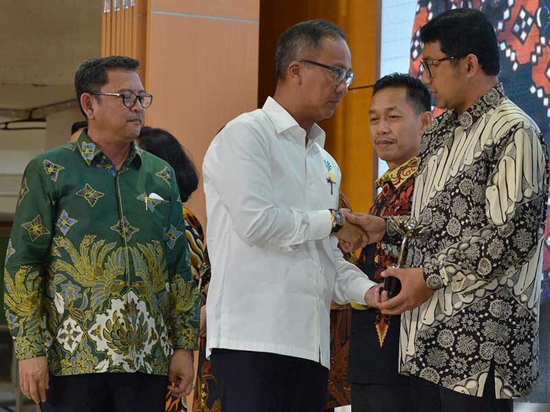 Mensos Agus Gumiwang Kartasasmita (tengah) menyerahkan penghargaan Padma Awards kepada Ketua Yayasan Media Group Ali Sadikin