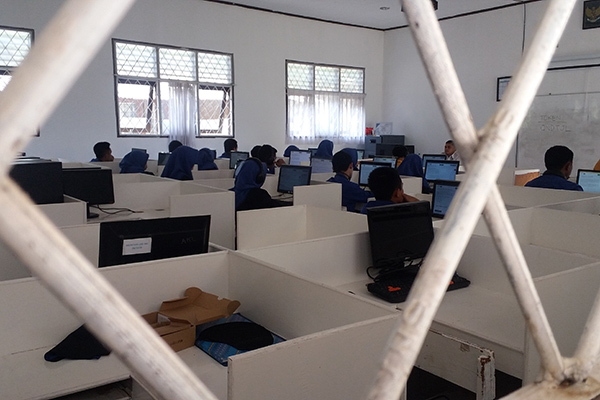 Sejumlah siswa SMKN 1 Cipanas, Kabupaten Cianjur, Jawa Barat, sedang mengikuti Ujian Nasional Berbasis Komputer (UNBK) 