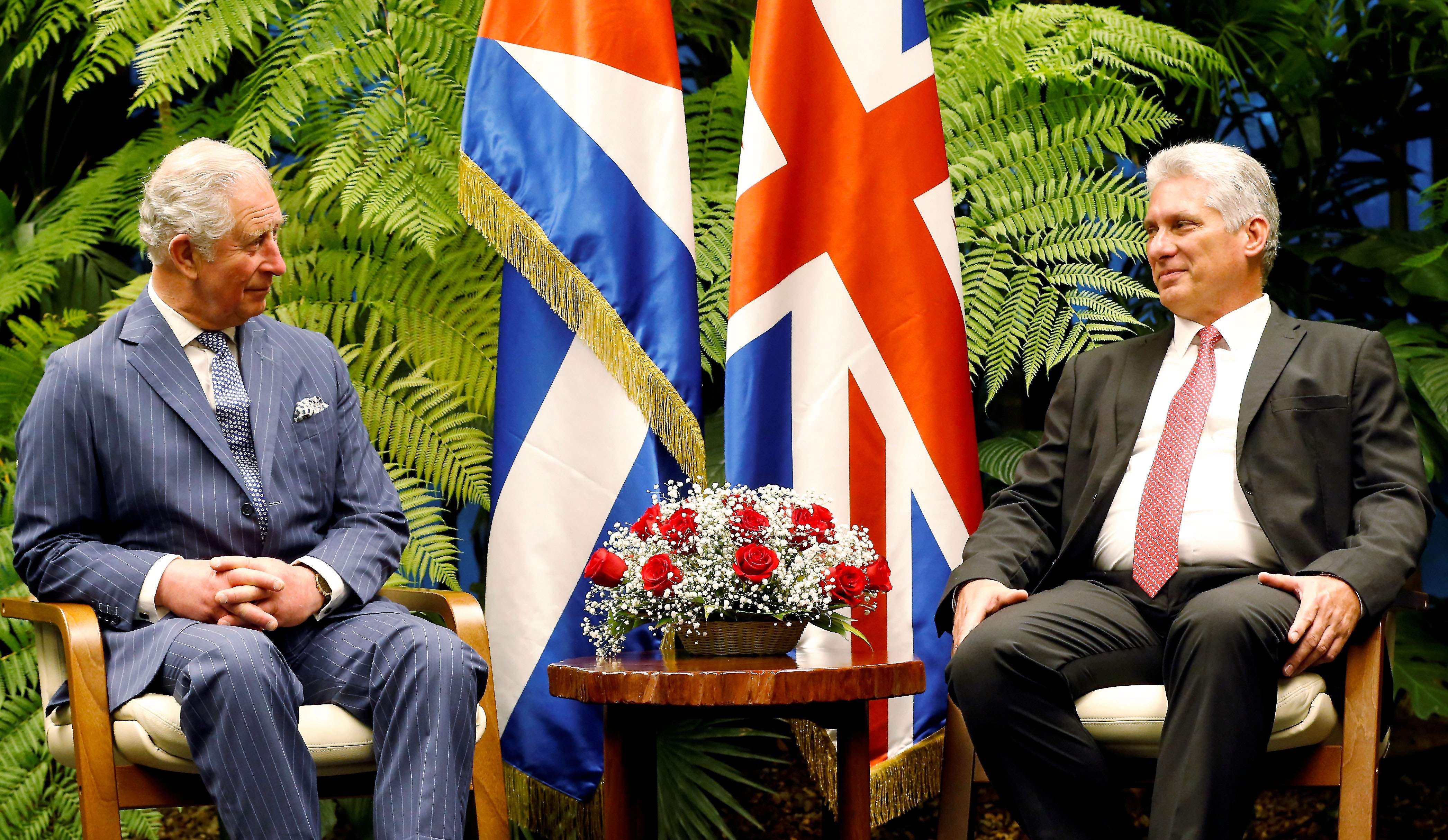 Pangeran Charles (kiri) dan Presiden Kuba Miguel Diaz-Canel (kanan)