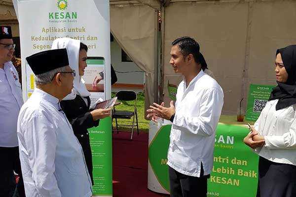 Hamdan saat memperkenalkan aplikasi kepada Kiai Ma'ruf di Pesantren Annawawi, Tanara, Serang, Banten
