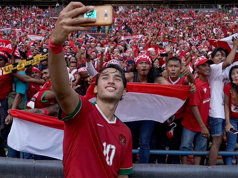  Pencetak gol pertama bagi Indonesia, Ezra Walian melakukan swafoto bersama pendukung Timnas U-22 usai menang melawan Timnas U-22 Kamboja pada laga terakhir penyisihan grub B SEA Games XXIX Kuala Lumpur di Stadion Shah Alam, Selangor, Malaysia, Kamis (24/8