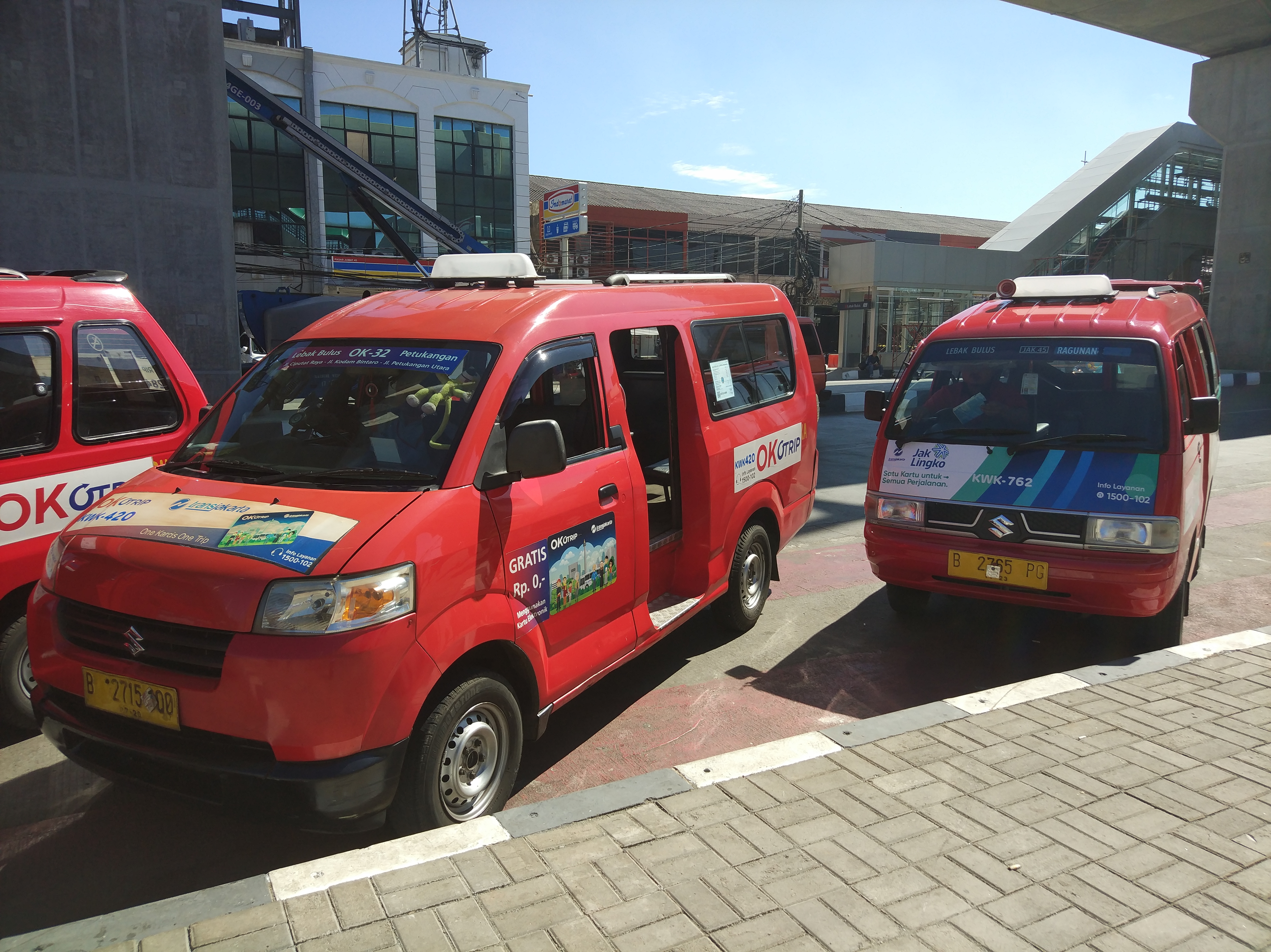 Angkot yang bisa digunakan penumpang menuju stasiun MRT Lebak Bulus.