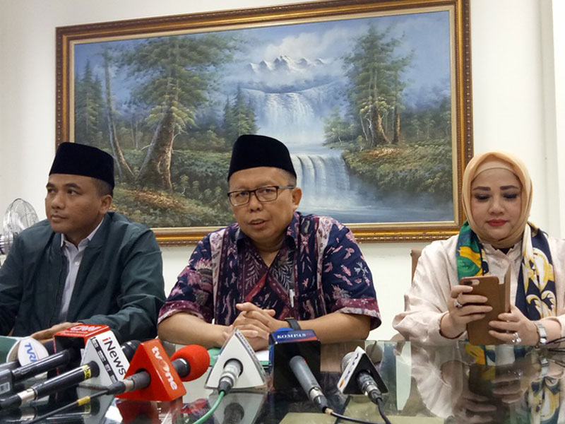 Sekjen PPP Arsul Sani (tengah)