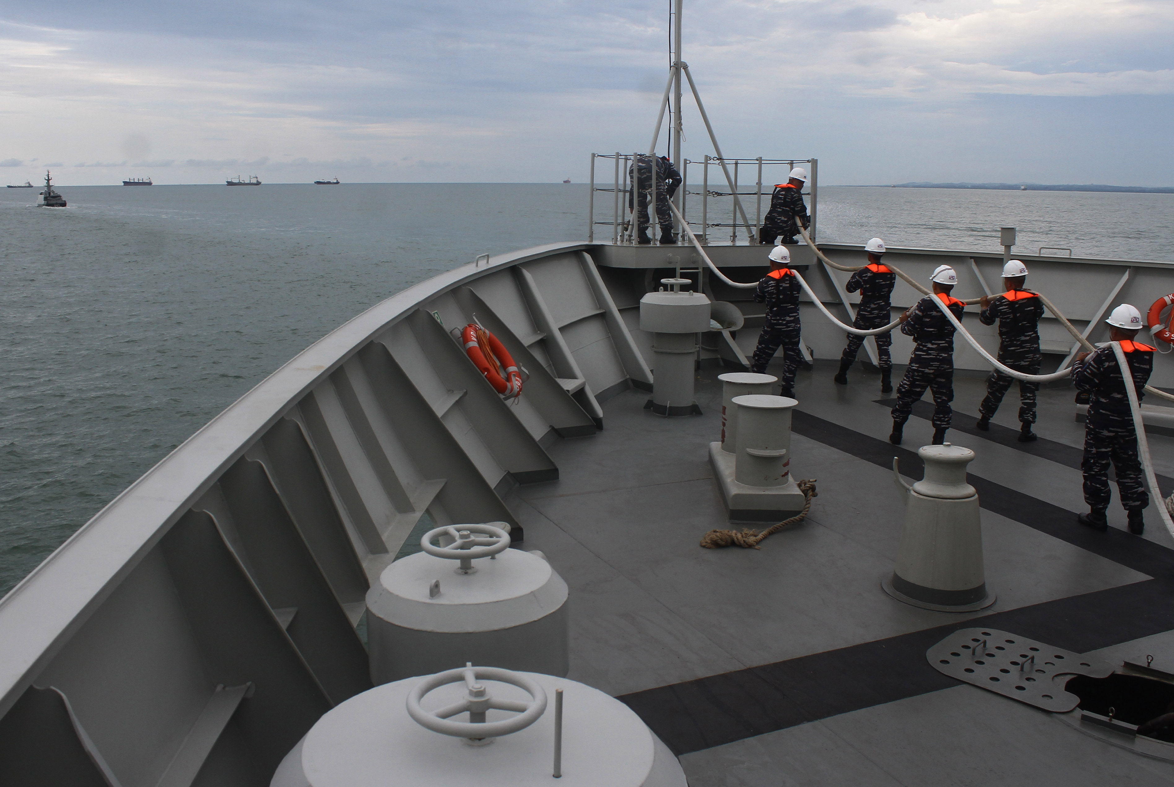 Gelar operasi di laut.