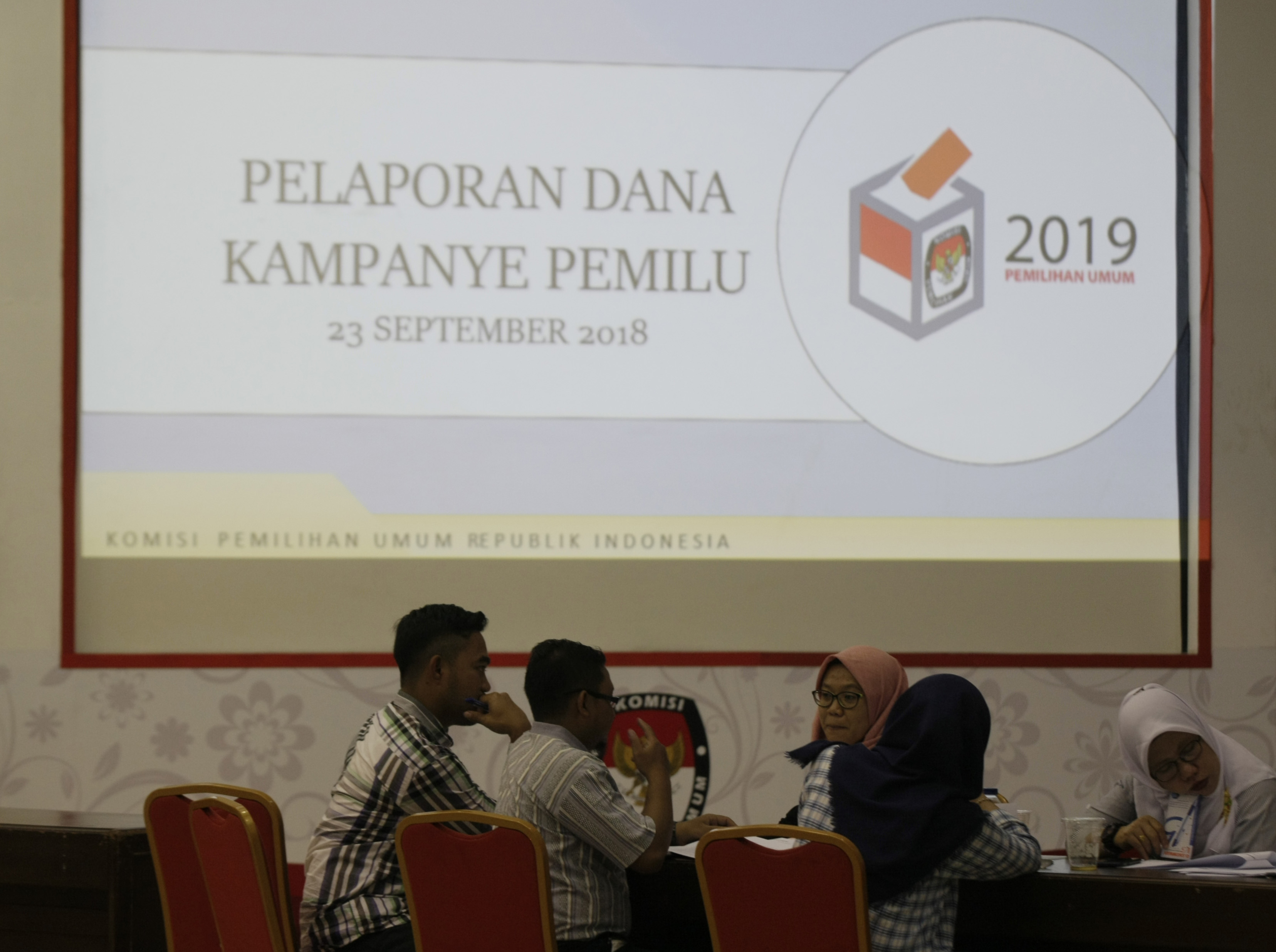 Petugah KPU mempersiapkan berbagai kebutuhan untuk pelaporan dana kampanye 2018 di KPU, Jakarta, beberapa waktu lalu.