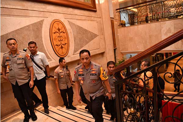 Kapolda Metro Jaya Irjen Pol Gatot Eddy Pramono (tengah) meninjau lokasi Debat Capres 2019 putaran keempat di Hotel Shangri-La, Jakarta, Jum