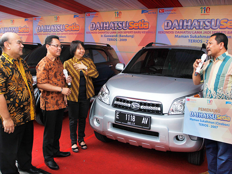 Direktur Marketing PT Astra Daihatsu Motor (ADM) Amelia Tjandra bersama Marketing Division Head Astra International-Daihatsu Sales Operation