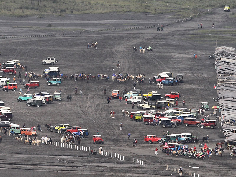 JUMLAH WISATAWAN ERUPSI BROMO: Puluhan kendaraan angkut menjemput wisatawan di gunung Bromo yang sedang mengalami erupsi di Probolinggo, Jawa Timur, Sabtu (23/3/2019). 