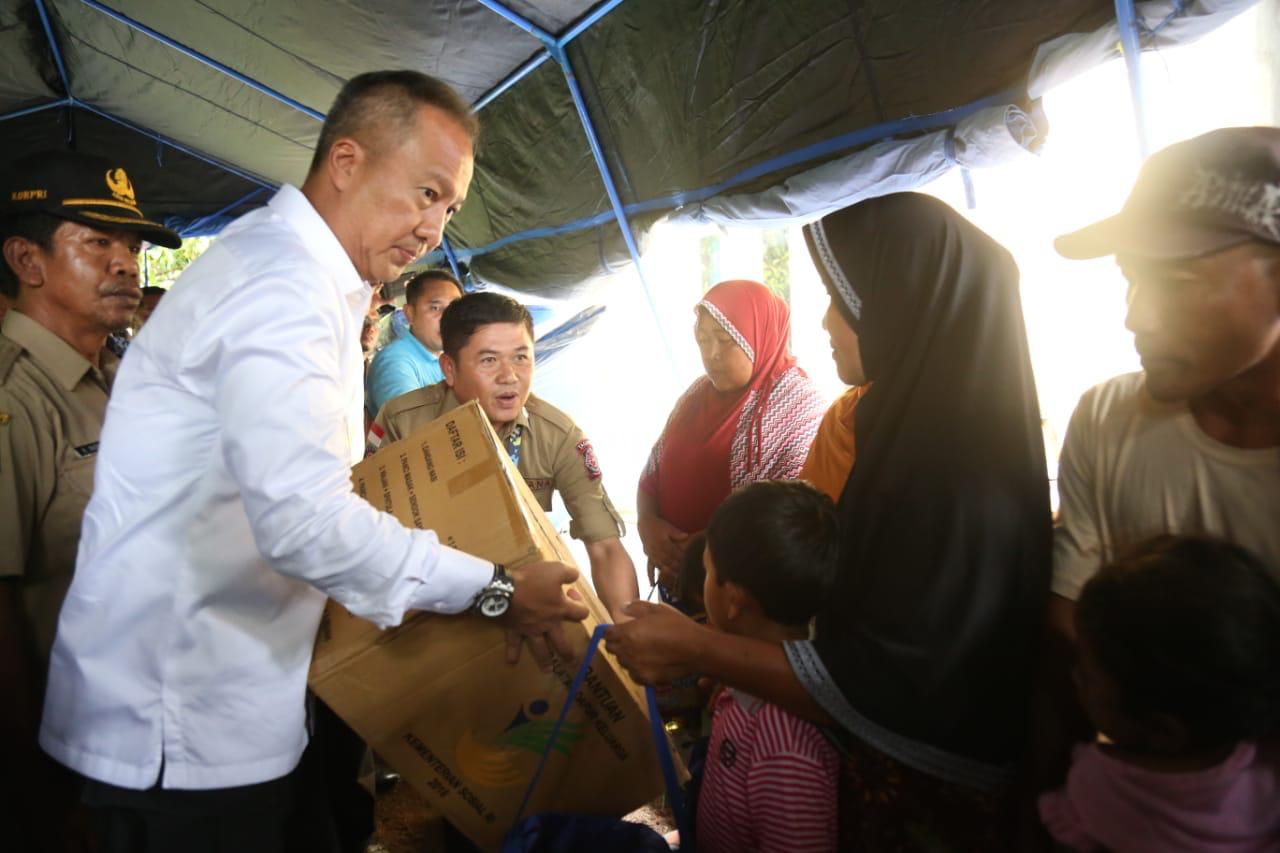 Mensos Agus Gumiwang Kartasasmita (kemeja putih) menyerahkan santunan dan bantuan di Dusun Selong, Desa Pesanggrahan, Kecamatan Montong Gading, Kabupaten Lombok Timur, Senin (18/3).