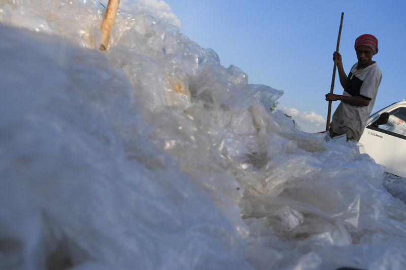 Mengatasi limbah plastik dengan membuat plastik dari ragi.