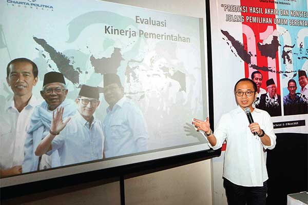 JOKOWI-AMIN MASIH UNGGUL JAUH: Direktur Eksekutif Charta Politica Yunarto Wijaya memberikan pemaparan hasil survei bertema Prediksi hasil akhir dan konstelasi isu jelang Pemilihan Umum Serentak 2019 di Jakarta, kemarin. Charta Politika merilis hasil survei