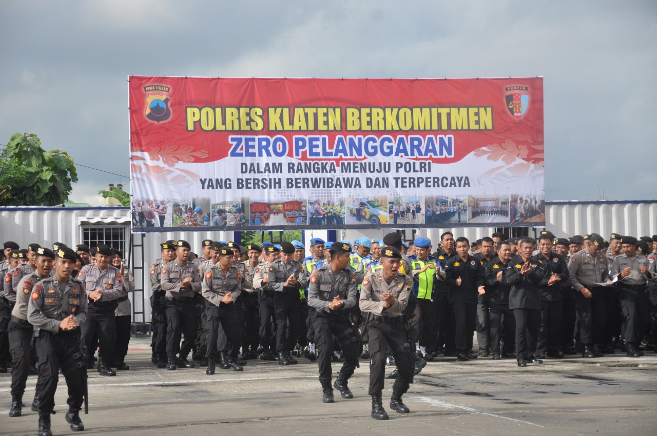 Anggota Polres Klaten mengikuti apel akbar zero pelanggaran.