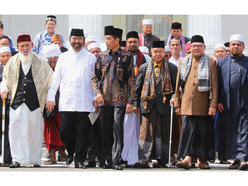 Presiden Joko Widodo didampingi tokoh masyarakat Aceh Surya Paloh berfoto seusai pertemuan dengan ulama dari Aceh di halaman Istana Merdeka, Jakarta, kemarin.