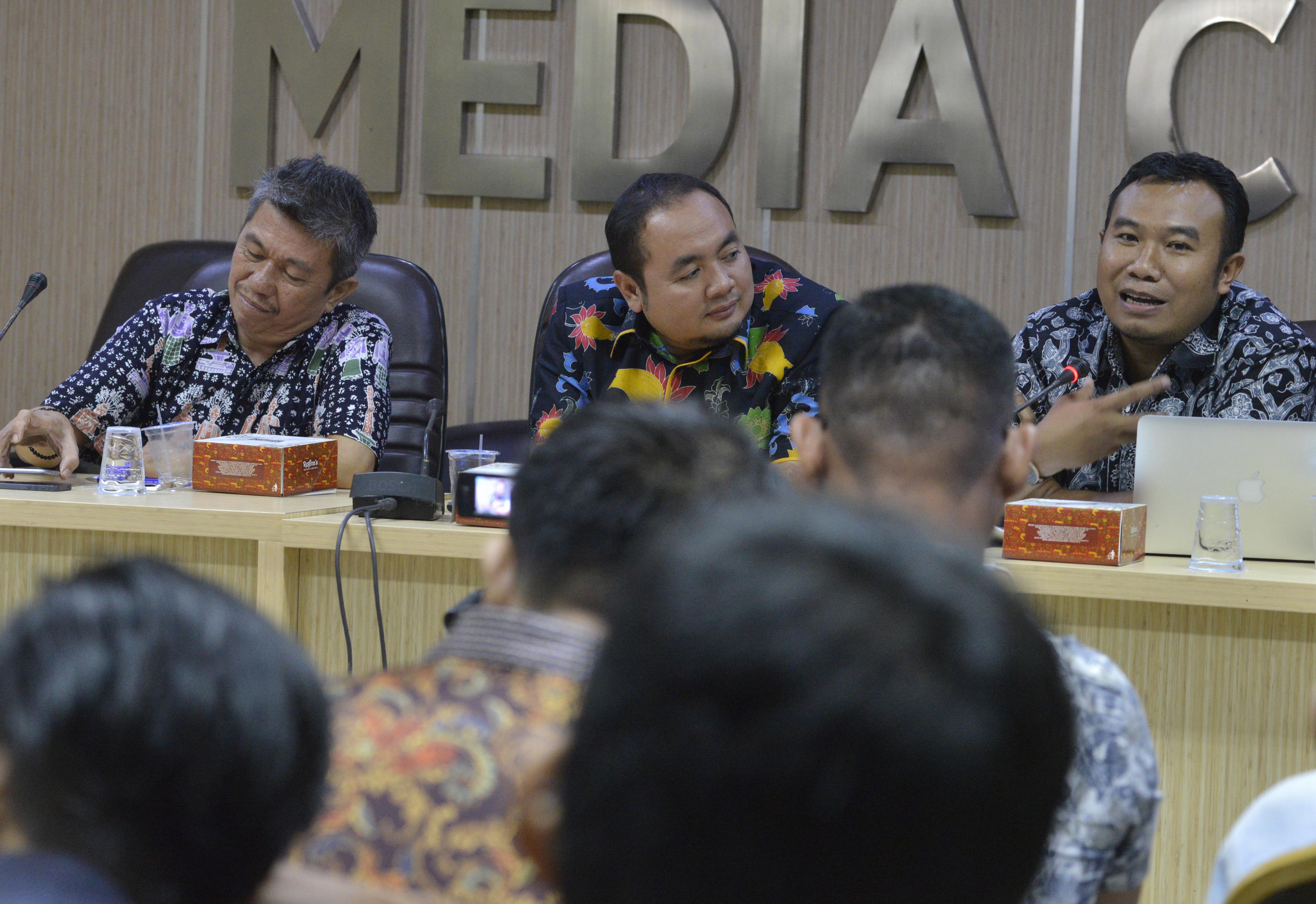 Anggota Bawaslu RI Mohamad Afiffuddin (tengah) bersama dengan Sekjen KIPP Kaka Suminta (kiri) dan Direktur Netgrit Sigit Pamungkas (kanan) 