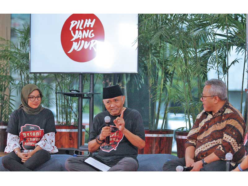 PILIH YANG JUJUR PADA PEMILU 2019: Ketua KPK Agus Rahardjo (tengah) bersama Ketua KPU Arief Budiman (kanan) dan Peneliti ICW Almas Sjafrina berbicara dalam diskusi dan peluncuran slogan “Pilih yang Jujur”, di Gedung KPK, Jakarta, kemarin. KPK meminta masya