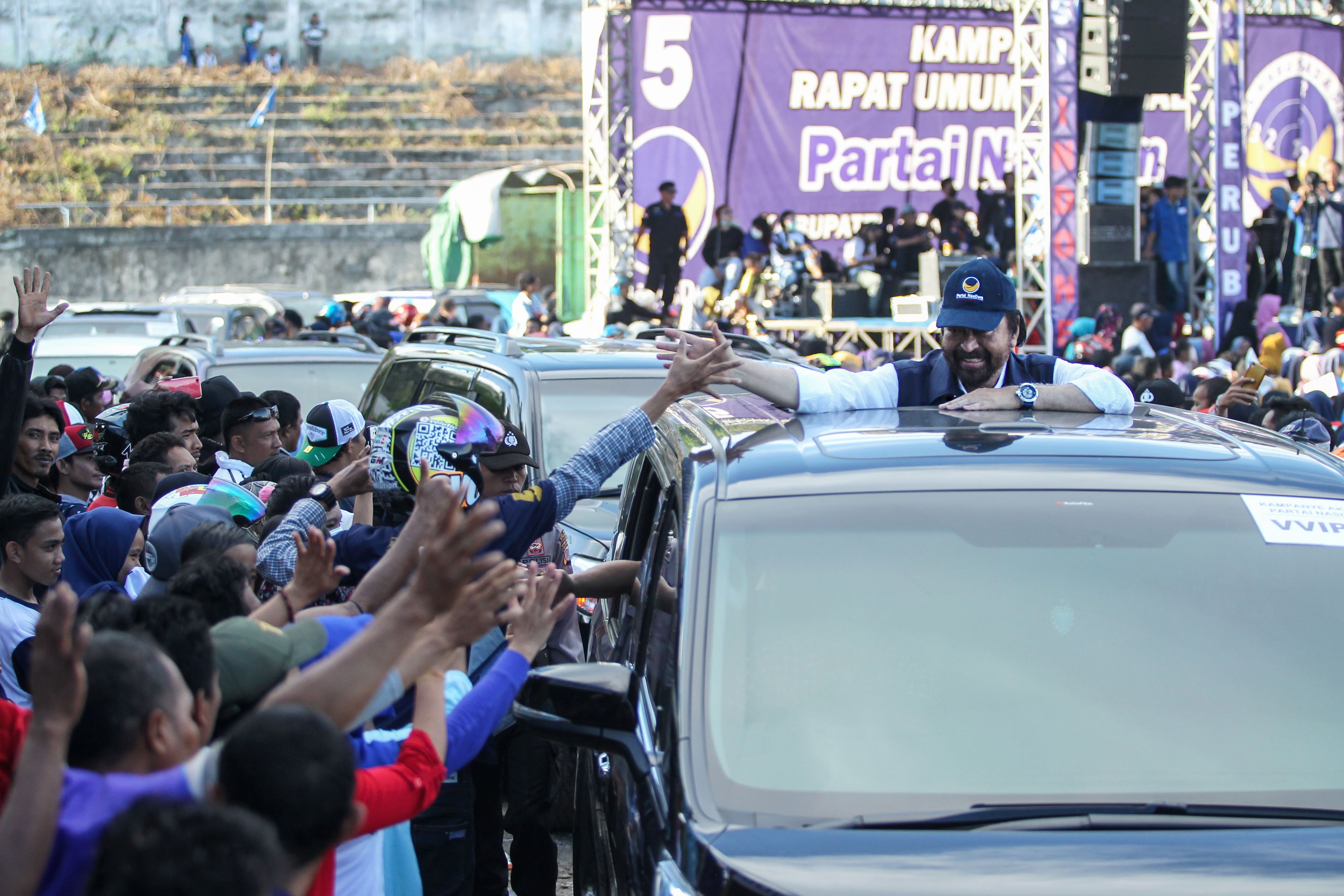 Ketua Umum Partai NasDem Surya Paloh menyapa warga seusai berkampanye di lapangan Kilongan, Luwuk, Banggai, Sulawesi Tengah, Selasa (26/3)