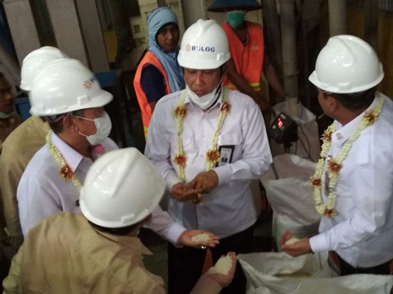 Direktur Utama Perum Bulog Budi Waseso mengecek kualitas beras yang dimiliki Perum Bulog Pati di rice milling plant di gudang Bulog Bumirejo, Kabupaten Pati, Jawa Tengah, Senin (4/3). 