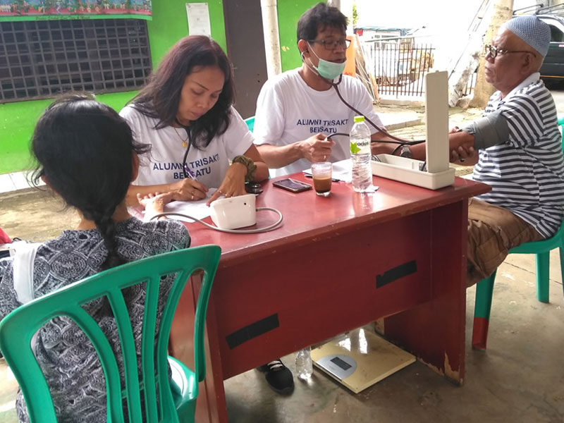 Alumni Trisakti Pendukung Jokowi menggelar bakti sosial pengobatan gratis di Balai RW 07 Grogol Utara, Jakarta Selatan. 