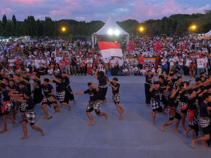 Penari membawakan Tari Kecak saat deklarasi dukungan alumni SMA/SMK se-Bali untuk calon Presiden-Wakil Presiden Jokowi-Ma'ruf Amin di Denpas