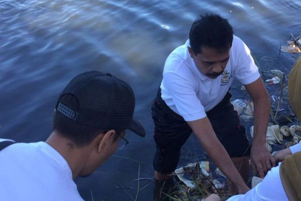Pegawai Kantor Kejaksaan Negeri Depok, turut serta dalam kerja bakti membersihkan Setu Cilodong, Tapos, Depok,  Jumat (29/03/2019).