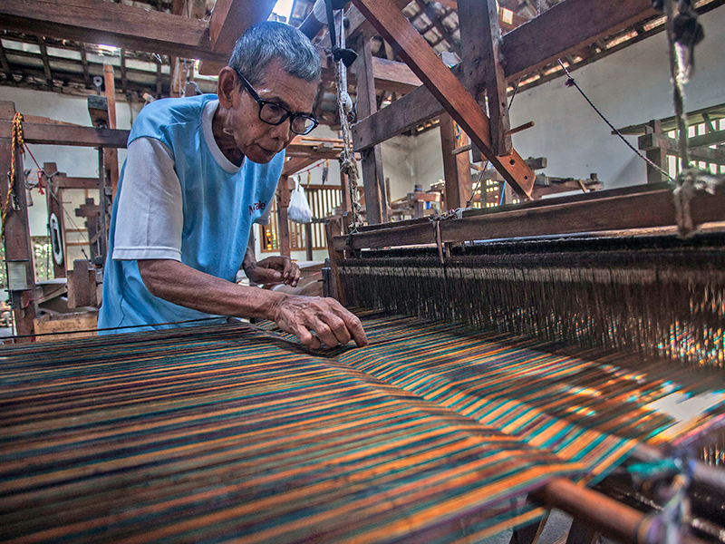 INDUSTRI TENUN LURIK: Pekerja menyelesaikan pembuatan tenun lurik di industri kain tenun lurik tradisional 
