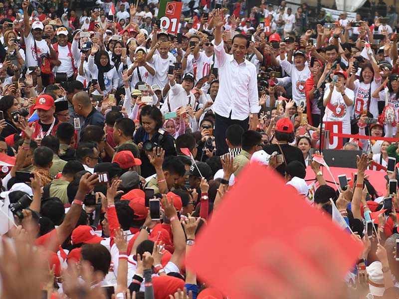 Calon Presiden Joko Widodo (tengah) menyapa pendukungnya saat menghadiri deklarasi Alumni Jabar Ngahiji di Monumen Perjuangan Kota Bandung, Jawa Barat, Minggu (10/3/2019). 